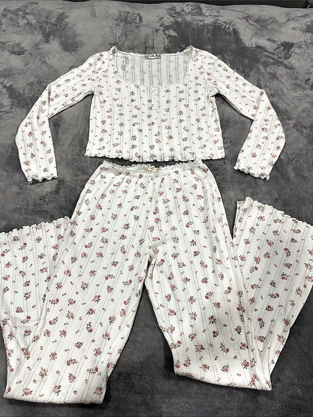 Pink Republic Floral Two-Piece Lounge Set in White & Pink. Size Small